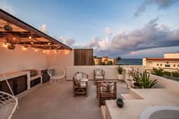 Seaside Penthouse! Rooftop Jacuzzi & Ocean Views! - Image 5