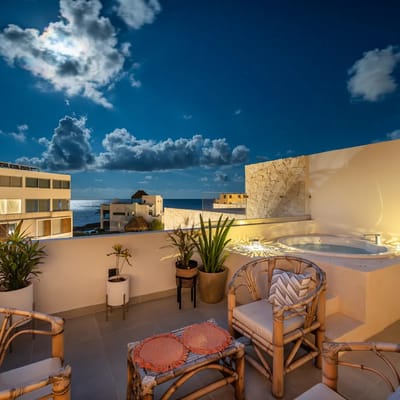 Seaside Penthouse! Rooftop Jacuzzi & Ocean Views!